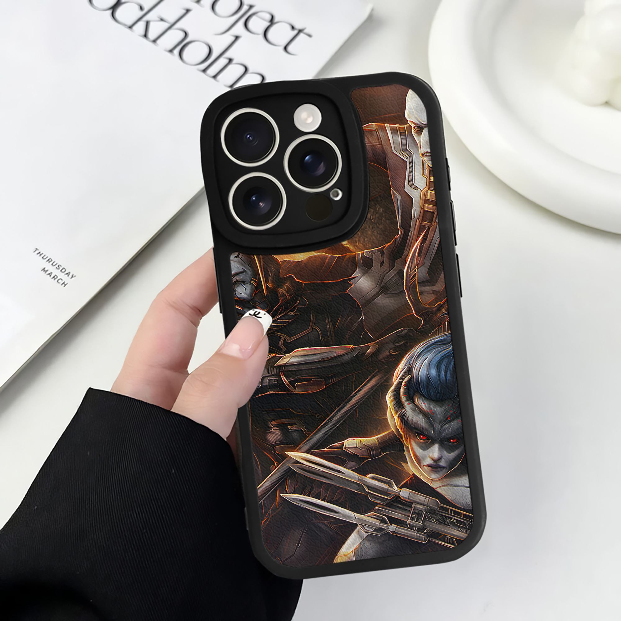 （画像用） アベンジャーズ The Avengers 【iPhone 16シリーズ対応】シリコンスマホケース（レザー調） 材質：シリコン